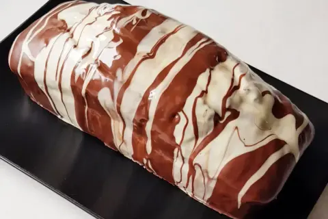Gâteau au 2 chocolat lait et blanc, un délice visuel avec son glaçage marbré.