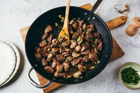 Poêlée de cœurs de canard aux herbes et à l'ail, prêts à être dégustés. Un plat savoureux et simple.