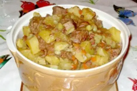 Un plat de pommes de terre et de viande mijotées, prêt à être dégusté. Une belle recette de la bombine, réconfortante et savoureuse.