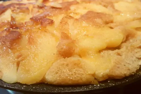 Tarte aux pommes caramélisées, une gourmandise à la grimolle origine, dorée et appétissante.