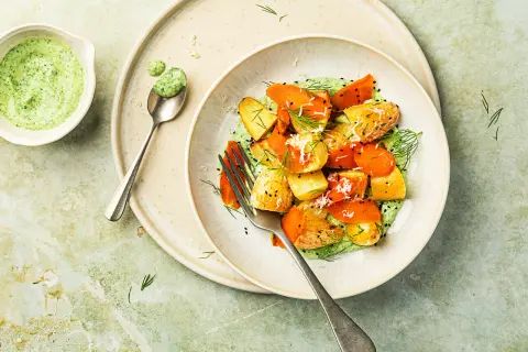 Délicieuse recette pomme de terre carotte en sauce verte crémeuse, garnie d'herbes fraîches et de graines de sésame noir.