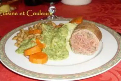 Une assiette de "Cuisine et Couleurs" avec une andouille chaude du Nord, accompagnée de haricots blancs, purée verte et carottes.
