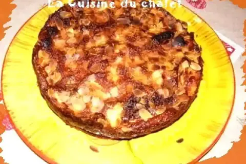 Le gâteau aux pommes croustillant de maman, doré et garni d'amandes effilées, est prêt à être dégusté.