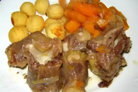 Queue de boeuf cocotte minute SEB, tendre et savoureuse, accompagnée de carottes et de petites pommes de terre dorées. Un plat réconfortant.