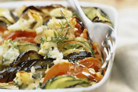 Gratin de légumes aux herbes, une recette ricotta savoureuse. Courgettes, aubergines et tomates cuites au four avec une touche de fromage frais.