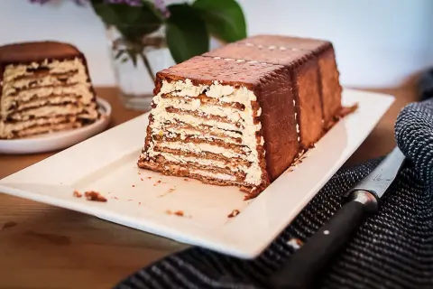 Gâteau petit beurre de mon enfance, un délice chocolaté et crémeux, prêt à être dégusté.