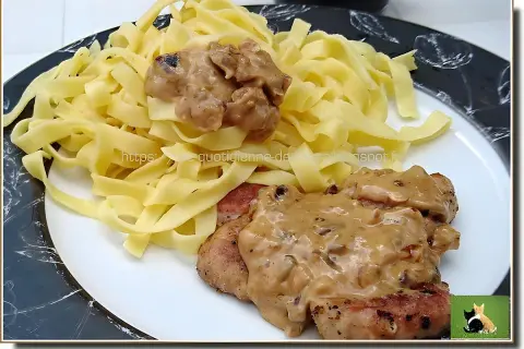 Pâtes fraîches avec une sauce crémeuse et des morceaux de ris de veau, un délice pour les amateurs de ris de veau barbecue.