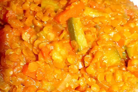 Un plat de lentilles corail et légumes, parfait pour un temps de cuisson des lentilles au micro-ondes rapide et savoureux.