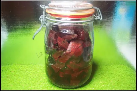 Bocal de betteraves rouges coupées, prêtes à être stérilisées. Le temps pour stériliser des betteraves rouges dépend de la méthode.