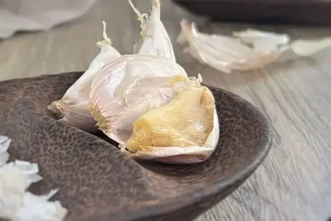 Ail en papillote, doux et fondant, prêt à être dégusté.
