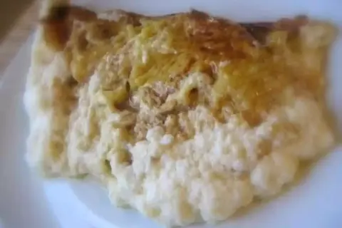 Une omelette normande dorée, moelleuse et savoureuse, servie sur une assiette blanche.