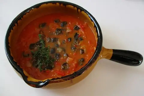 Un plat de soupe aux escargots, garni de thym frais. Une belle recette escargot pied noir à déguster.