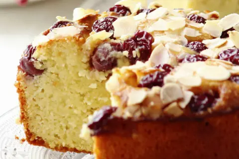 Gâteau maréchal aux cerises et amandes effilées, une gourmandise moelleuse et fruitée.