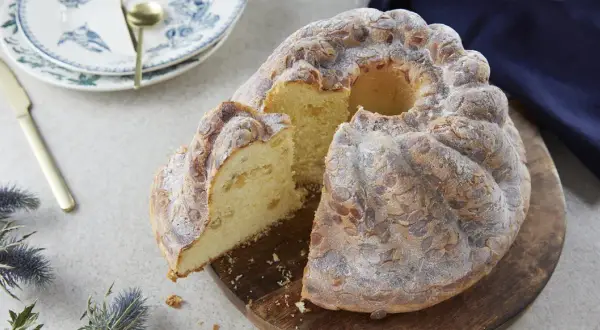 Un kougelhopf aux amandes, tel que le préparait la recette kougelhopf de grand-mère alsacienne, est prêt à être dégusté.