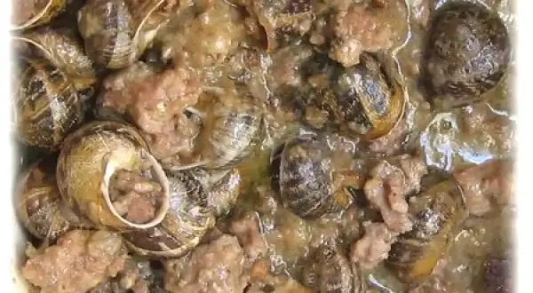 Cagouilles à la charentaise, un plat traditionnel cuisiné avec soin, rappelant les saveurs d'antan.