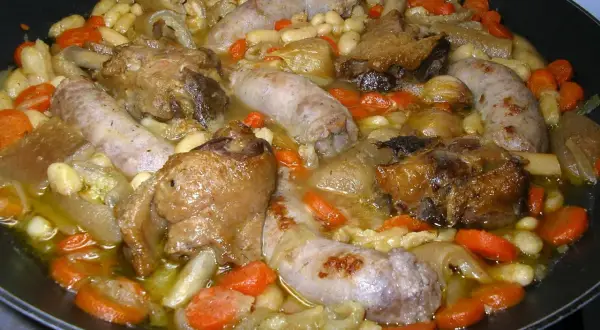 Plat mijoté avec mogettes, morceaux de porc, saucisses et carottes. Un délice de la cuisine de Josette.
