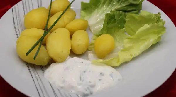 Pommes de terre nouvelles, salade croquante et sauce crémeuse, un plat simple et chique Vosges pour un repas léger.
