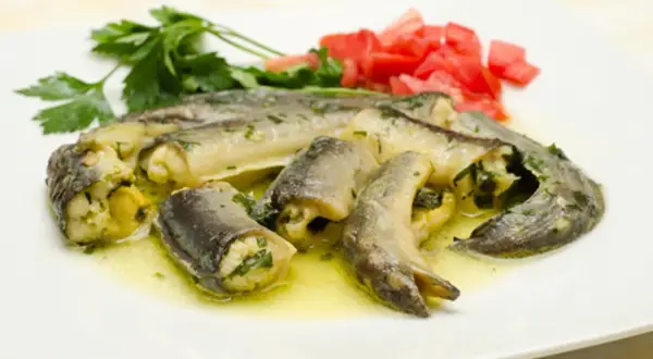 Poisson farci, servi avec des tomates et du persil. Une délicieuse recette de catigot, prête à être dégustée.