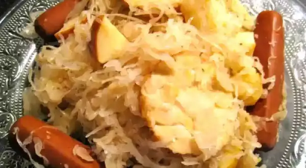 Plat de choucroute garnie avec saucisses et pommes. Une recette choucroute facile avec chou cuit, parfaite pour un repas réconfortant.