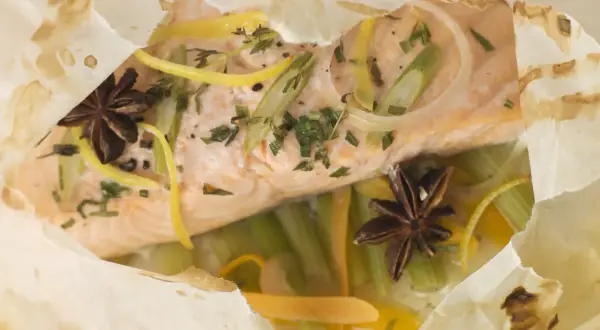 Un pavé de saumon cuit en papillote avec des légumes croquants, des zestes de citron et des étoiles de badiane. Un délice pour un barbecue sain.