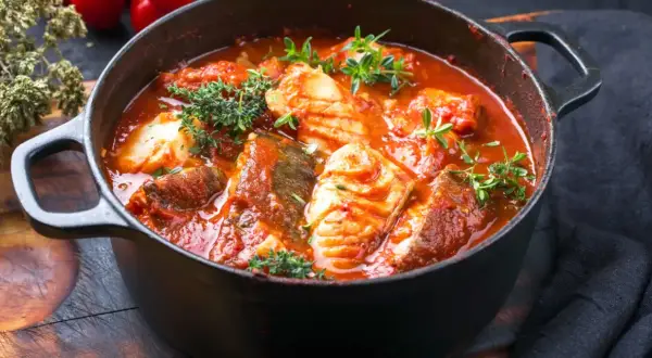 Poisson en sauce tomate épicée, un plat savoureux inspiré par la recette du beurre rouge antillais.