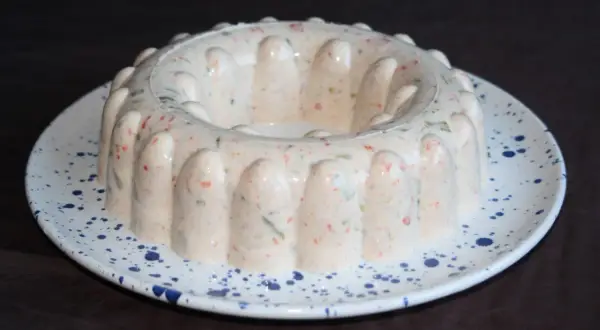 Couronne de thon en gelée Tupperware, un plat rétro plein de saveurs.