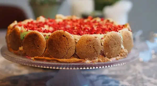 Gâteau aux fruits rouges et biscuits, une recette maison Adam qui fait rêver.