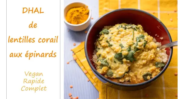 Un bol de dhal de lentilles corail coco et épinards, servi sur du riz. Un plat vegan, rapide et complet.