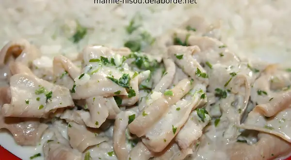Délicieuse recette de fraise de veau en blanquette, servie avec du riz blanc. Un plat réconfortant et savoureux.