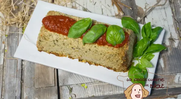 Un délicieux flan de courgettes, garni de sauce tomate et de feuilles de basilic frais, prêt à être dégusté.