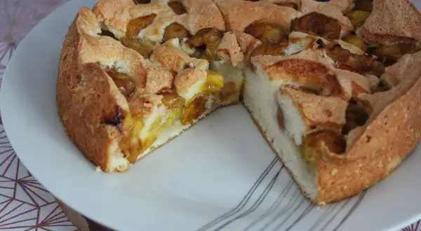 Gâteau aux mirabelles, un délice chaud ou froid. La pâte dorée cache des fruits juteux.