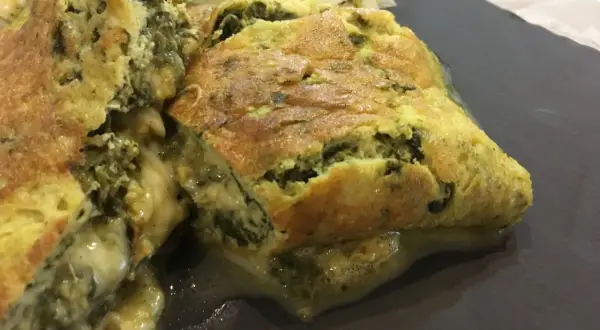 Une savoureuse omelette à l'oseille à l'ancienne, dorée et moelleuse, servie avec une salade verte.