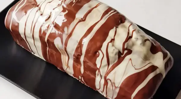 Gâteau au 2 chocolat lait et blanc, un délice visuel avec son glaçage marbré.