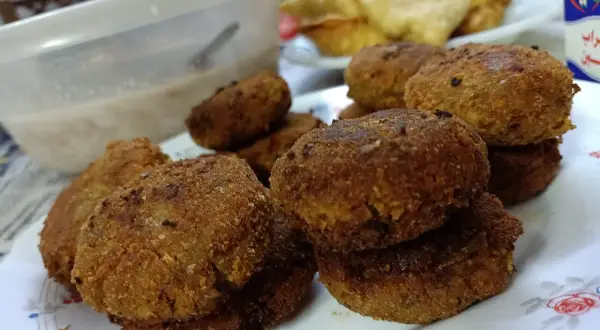 Délicieuses galettes dorées, parfaites pour une recette catless. Accompagnées d'une sauce crémeuse et de samoussas croustillants.