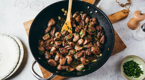 Poêlée de cœurs de canard aux herbes et à l'ail, prêts à être dégustés. Un plat savoureux et simple.