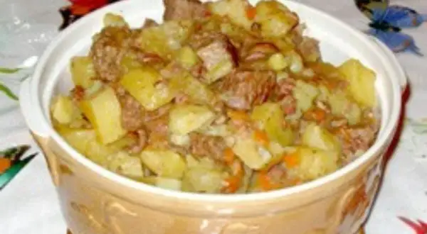 Un plat de pommes de terre et de viande mijotées, prêt à être dégusté. Une belle recette de la bombine, réconfortante et savoureuse.
