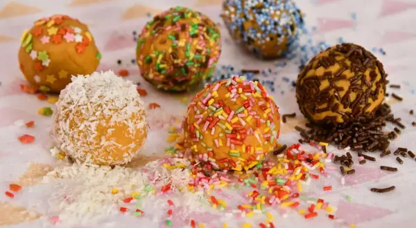 Boules de gofio recette : décorées de vermicelles colorés, de copeaux de noix de coco, de vermicelles bleus et de vermicelles chocolat.
