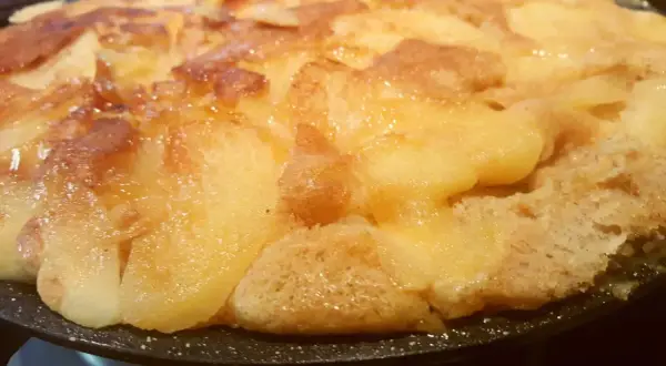 Tarte aux pommes caramélisées, une gourmandise à la grimolle origine, dorée et appétissante.