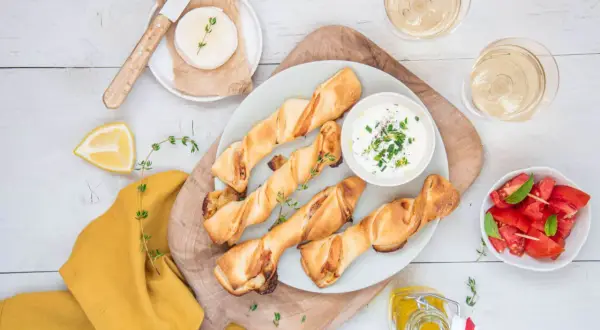 Torsades dorées garnies, accompagnées d'une sauce crémeuse et de tomates fraîches. Un délice pour un tapas sucré parfait.