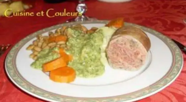 Une assiette de "Cuisine et Couleurs" avec une andouille chaude du Nord, accompagnée de haricots blancs, purée verte et carottes.