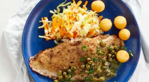 Aile de raie sauce câpres, accompagnée de légumes croquants et de petites pommes de terre dorées. Un plat savoureux et équilibré.