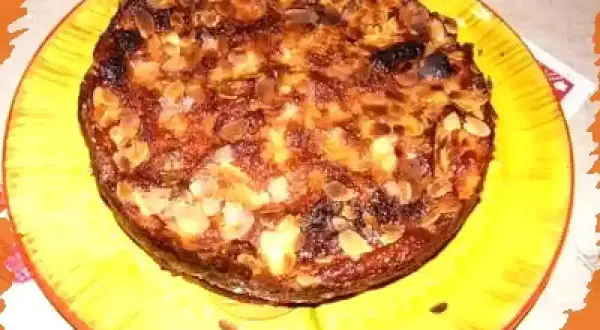 Le gâteau aux pommes croustillant de maman, doré et garni d'amandes effilées, est prêt à être dégusté.