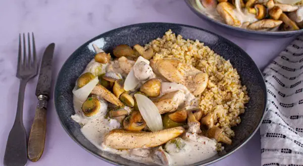 Délicieuse recette au poulet, champignons et oignons dans une sauce crémeuse, servie avec du boulgour. Un plat réconfortant.