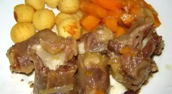 Queue de boeuf cocotte minute SEB, tendre et savoureuse, accompagnée de carottes et de petites pommes de terre dorées. Un plat réconfortant.