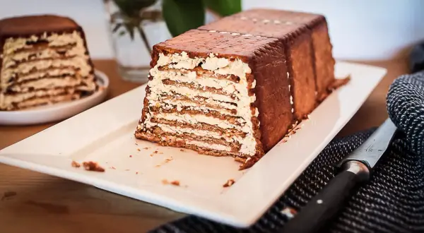 Gâteau petit beurre de mon enfance, un délice chocolaté et crémeux, prêt à être dégusté.