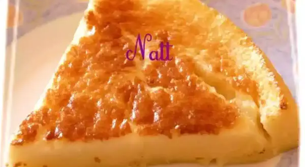 Une part de millasson gersois, un délice doré et crémeux, prêt à être dégusté.