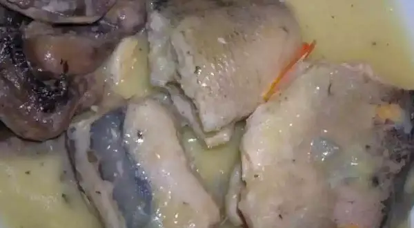 Morceaux de poisson pochés dans une sauce crémeuse, accompagnés de champignons. Une belle présentation pour une pochouse recette.