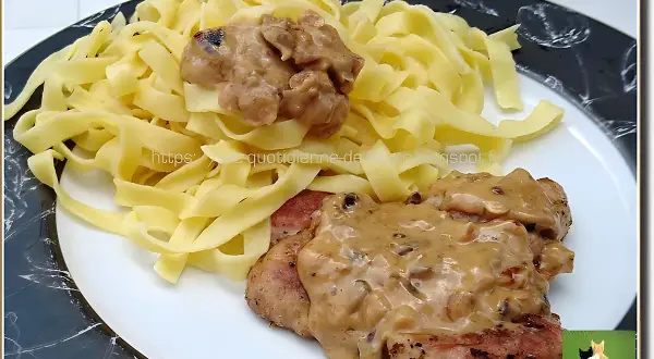 Pâtes fraîches avec une sauce crémeuse et des morceaux de ris de veau, un délice pour les amateurs de ris de veau barbecue.