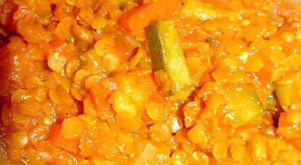 Un plat de lentilles corail et légumes, parfait pour un temps de cuisson des lentilles au micro-ondes rapide et savoureux.