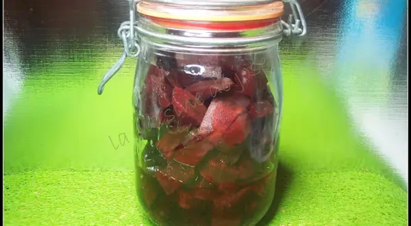 Bocal de betteraves rouges coupées, prêtes à être stérilisées. Le temps pour stériliser des betteraves rouges dépend de la méthode.